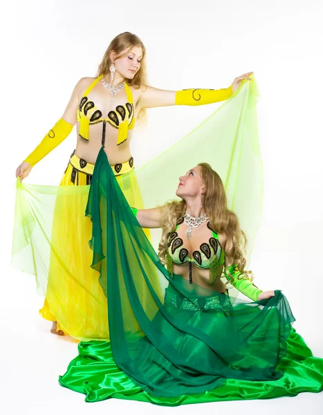 Peçe ile iki kız dans — Stok fotoğraf