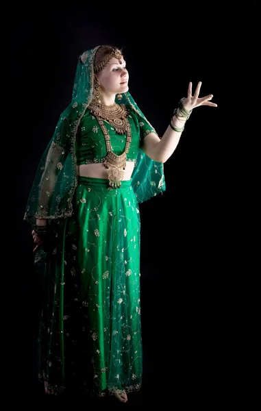 Młoda dziewczyna w indiańskim stroju patrzeć na światło — Zdjęcie stockowe
