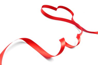 Kırmızı kalp şerit yay üzerinde izole beyaz arka plan