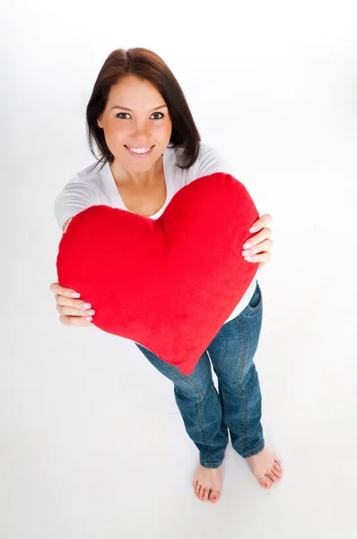 Mladá brunetka s červeným srdcem, samostatný — Stock fotografie