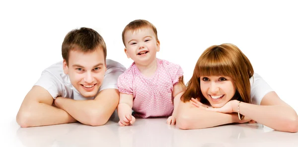 白い背景の赤ちゃんを持つ幸せな家族 — ストック写真