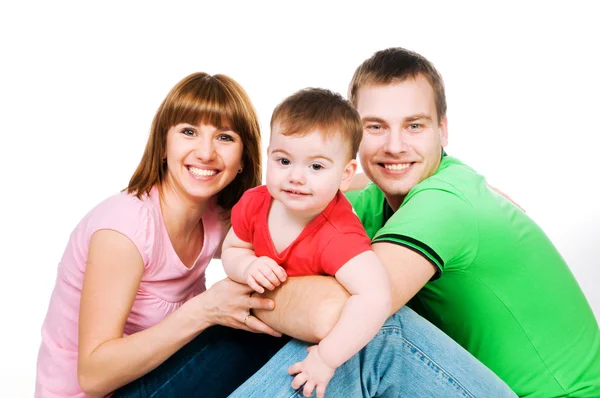 白い背景の赤ちゃんを持つ幸せな家族 — ストック写真