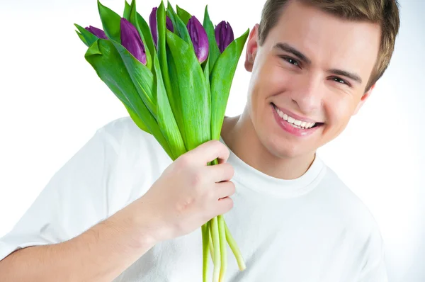 Красивый Молодой Человек Букетом Тюльпанов — стоковое фото