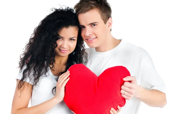 美丽的年轻夫妇持有一颗红色的心 — 图库照片
