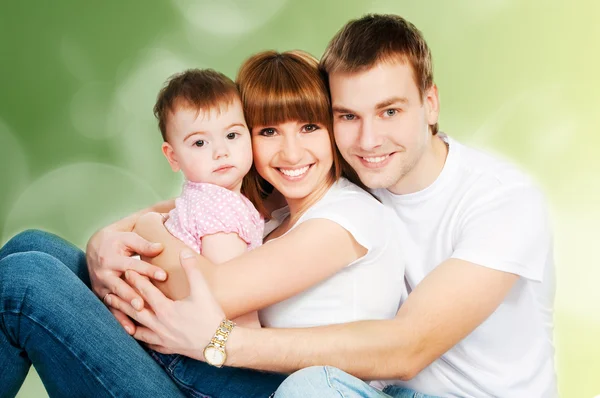 背景の色で赤ちゃんと幸せな家族 — ストック写真