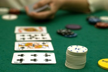 kartları ve poker fişleri