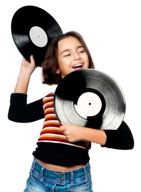 Beyaz arka planda müzik vinil plakaları isolatad kızla