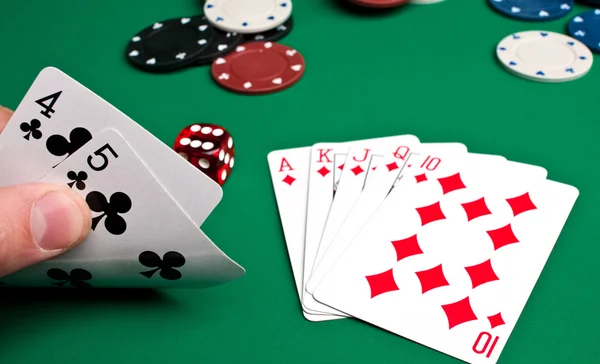 Spielkarten Und Chips Auf Grünem Hintergrund — Stockfoto
