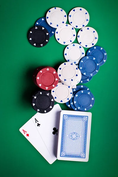 Spielkarten Und Chips Auf Grünem Hintergrund — Stockfoto