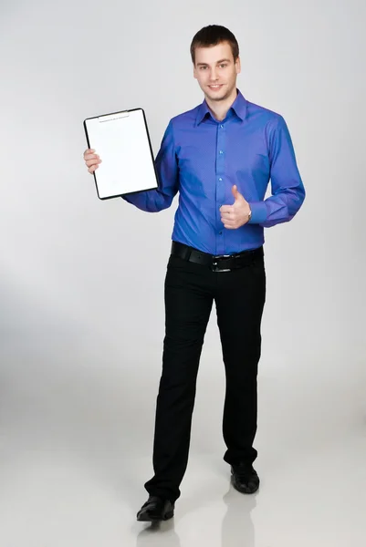 Notlar Için Bir Tablet Ile Mor Bir Gömlek Genç Adam — Stok fotoğraf