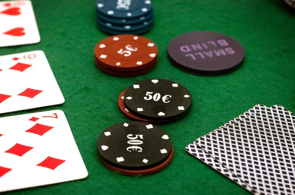 Карты и фишки для покера — стоковое фото