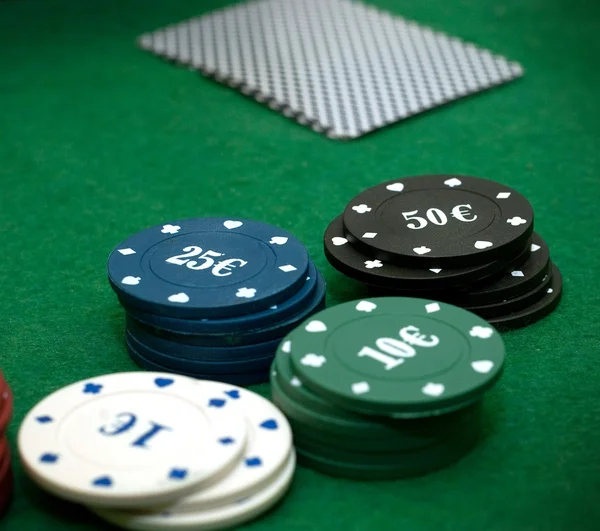 Karten und Pokerchips — Stockfoto
