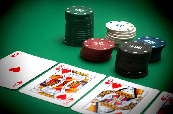 Kaarten en poker chips — Stockfoto