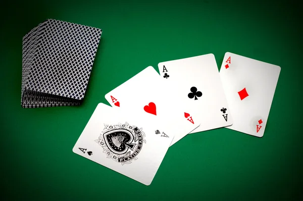 Kort Och Marker Poker Grön Bakgrund — Stockfoto