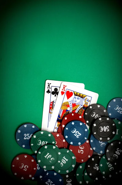 Kaarten Poker Chips Een Groene Achtergrond — Stockfoto