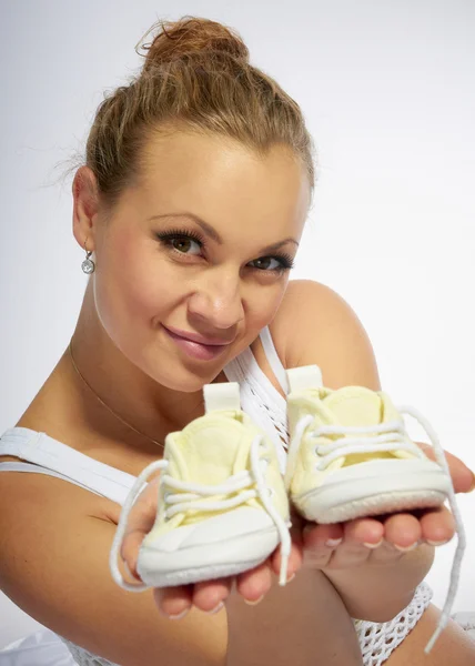 Mujer Embarazada Con Zapatillas Bebé —  Fotos de Stock
