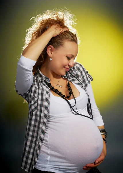 演播室里漂亮的孕妇 — 图库照片