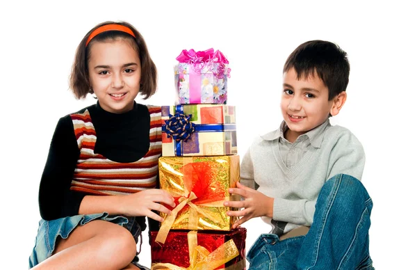 Choldren met geschenken — Stockfoto