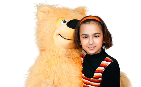 Chica con un oso naranja brillante — Foto de Stock