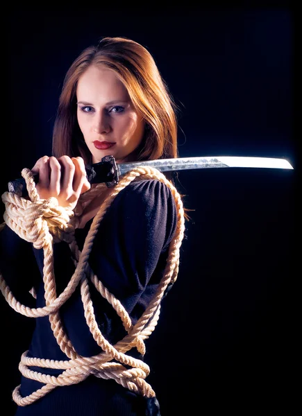 Een jong meisje met een zwaard — Stockfoto