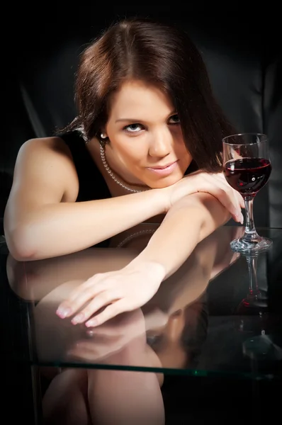 Brünette mit einem Glas Wein — Stockfoto