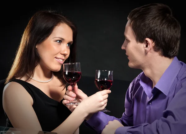 Casal beber vinho — Fotografia de Stock