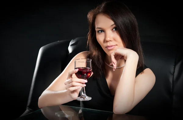 Morena con una copa de vino — Foto de Stock
