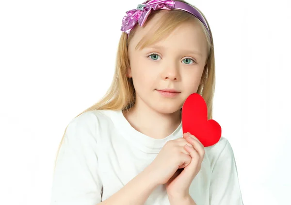 Kırmızı kalpli şirin küçük kız — Stok fotoğraf