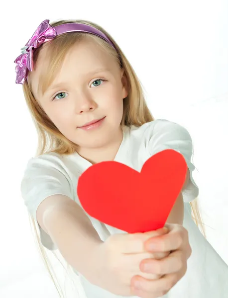 Schattig klein meisje met rood hart — Stockfoto