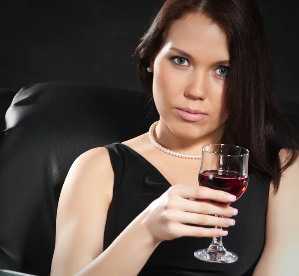 Женщины с вином — стоковое фото