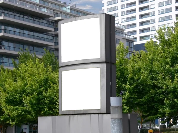 都市の背景に屋外の二重ブランクの看板 — ストック写真