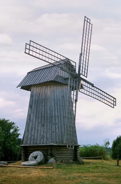 夏に木製風車 — ストック写真