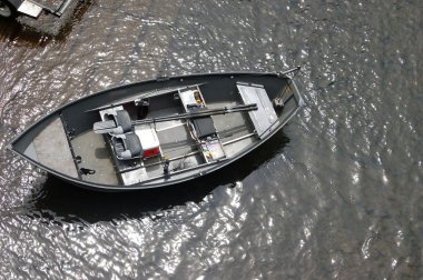 lege boot drijvend in de buurt van de kust