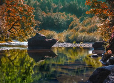 bir rocky nehir suları kadar sakin neredeyse bir göl gibi. Bu fotoğraf, Oregon'da çekildi.