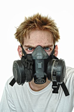 koruyucu gaz maskesi giyen genç bir adam. sert hardcore grunge kontrast ve tonemapping.