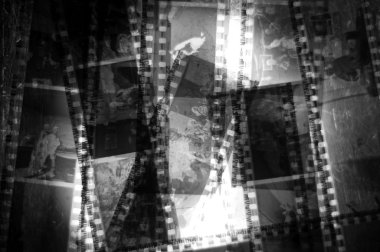 35 mm negatif film karesi bir arka ışık üzerinde oturan bir grup.