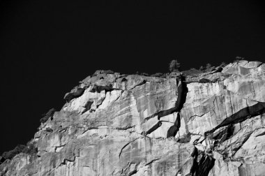 montaña abstracta con cielo negro