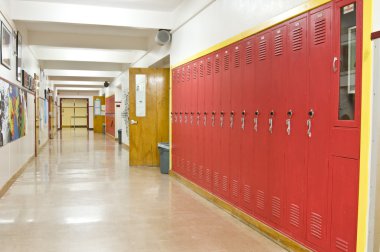 Картина, постер, плакат, фотообои "пустой школьный коридор с красными шкафчиками на правой стороне
", артикул 4628738