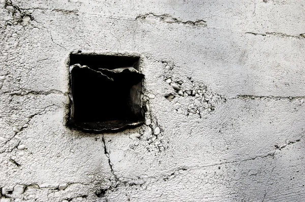 Μια Τετράγωνη Τρύπα Έναν Τοίχο Παλιοσίδερα Έναν Τοίχο Λευκό Τσιμέντο — Φωτογραφία Αρχείου