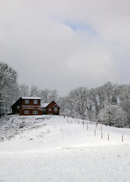 Casa marrón con nieve — Foto de Stock
