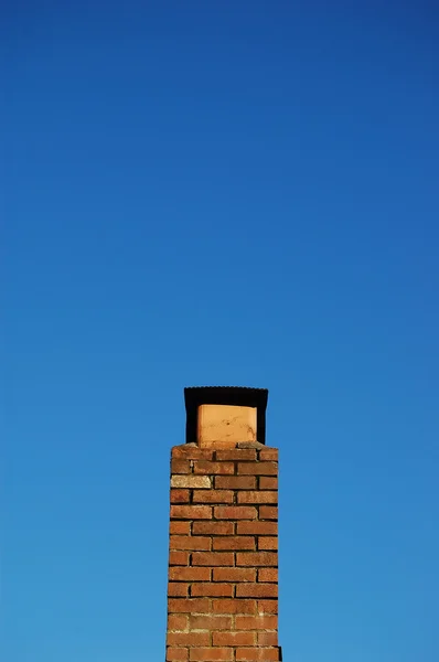 分离的顶部的烟囱对蓝蓝的天空 — 图库照片