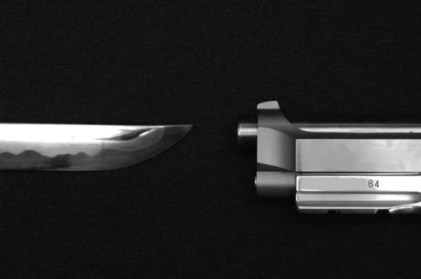 Черно Белое Изображение Меча Пистолета Направленного Друг Друга Черном Полотне — стоковое фото