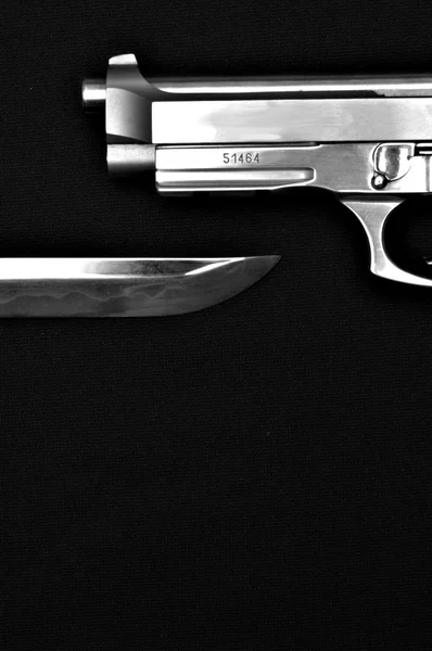Pistole über Messer — Stockfoto