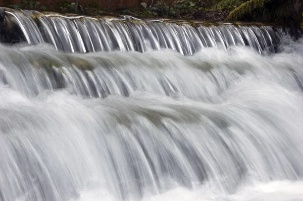 Szeroki Wodospad Ogrodzie Białe Miękkie — Zdjęcie stockowe
