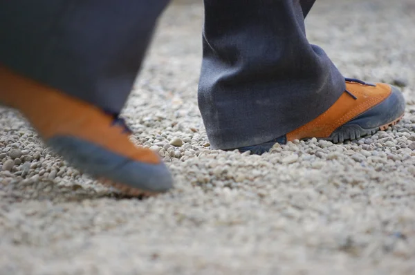 Homem Caminhando Através Pequenas Pedras Com Sapatos Castanhos Calças Pretas — Fotografia de Stock
