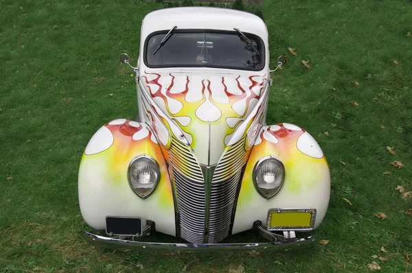 Carro clássico com chamas — Fotografia de Stock