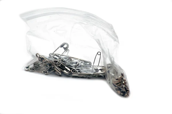 Bir Sürü Gümüş Emniyet Pimleri Bir Plastik Torba — Stok fotoğraf