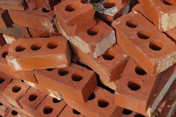 Кирпичи из красной глины с отверстиями — стоковое фото