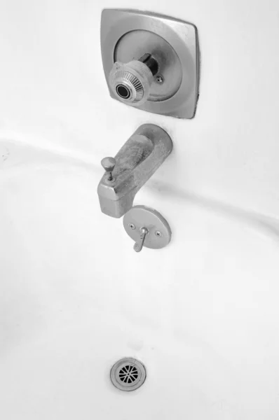 Rubinetto e scarico vasca da bagno — Foto Stock