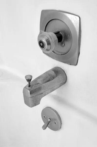 お風呂の浴槽蛇口のクローズ アップ — ストック写真